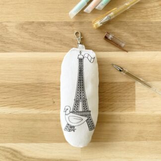 Porte-clés ou accroche porte en tissu à colorier motif tour Eiffel et pigeon imaginé par Anne Da Cunha-Guillegault en exclusivité pour la marque An'imato