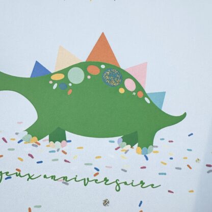 carte invitation dinosaure avec paillettes de la pochette 5 invitations anniversaire thème licorne avec ballons gommettes, stylo gel et colles à paillette carte et gommettes imaginées par Anne Da Cunha-Guillegault en exclusivité pour la marque An'imato