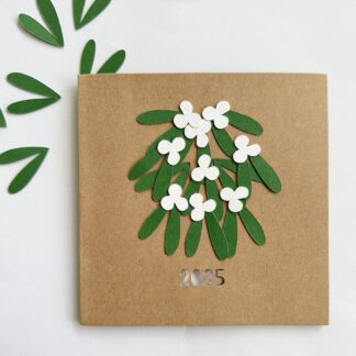 Carte bonne année 2025 avec une boule de gui en papiers découpés à coller Carte imaginée par Anne Da Cunha-Guillegault en exclusivité pour la marque An'imato