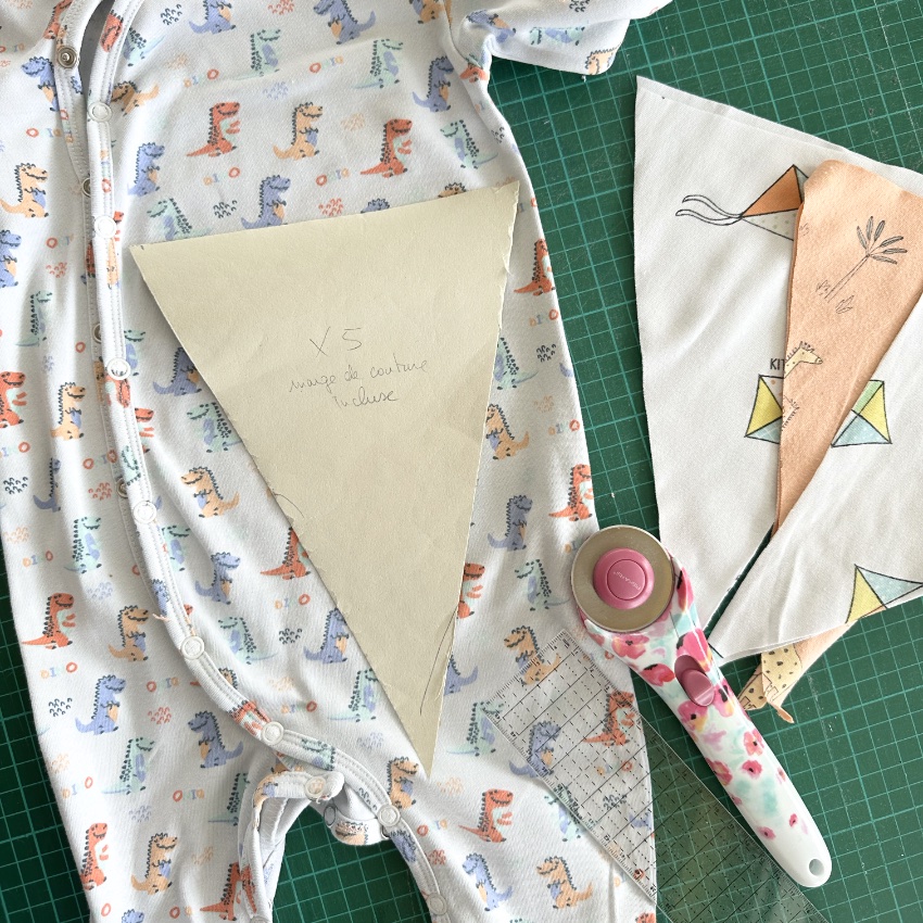 Cadeau de bébé à personnaliser Souvenir de naissance pour fabriquer une guirlande unique et personnalisée Idée cadeau imaginé par Anne Da Cunha-Guillegault avec le kit fanions licorne ou dinosaure de la marque An'imato