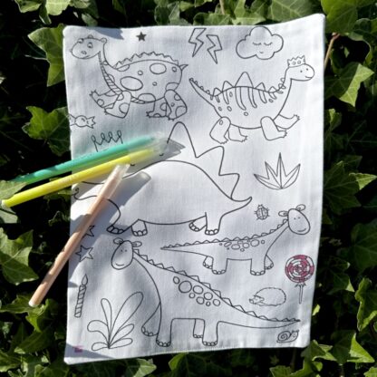 feuille en tissu à colorier lavable réutilisable motifs dinosaures Design Anne Da Cunha-Guillegault en exclusivité pour la marque An'imato Fabriqué en France motifs exclusifs