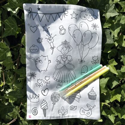 feuille en tissu à colorier lavable réutilisable motif princesse Design Anne Da Cunha-Guillegault en exclusivité pour la marque An'imato Fabriqué en France motifs exclusifs