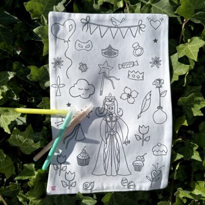 feuille en tissu à colorier lavable réutilisable motif princesse cheveux longs Design Anne Da Cunha-Guillegault en exclusivité pour la marque An'imato Fabriqué en France motifs exclusifs