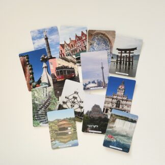 Jeu de memory photographique thème architecture monde souvenirs de voyage avec la boite en carton pour ranger le jeu Crédit photo Éric Da Cunha et Anne Da Cunha-Guillegault Jeu imaginé par Anne Da Cunha-Guillegault en exclusivité pour la marque An'imato