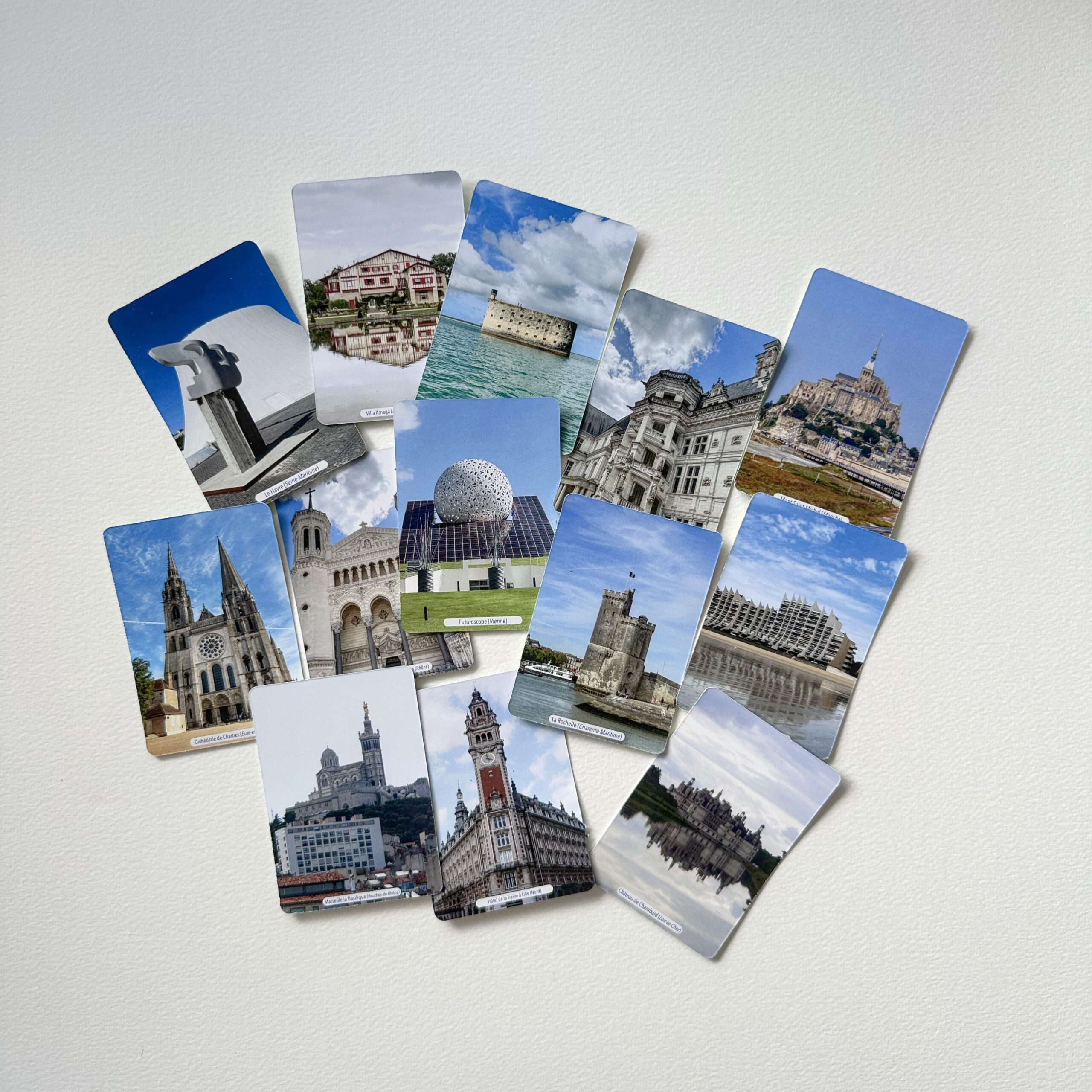 Jeu de memory photographique thème architecture France avec la boite en carton pour ranger le jeu Crédit photo Éric Da Cunha et Anne Da Cunha-Guillegault Jeu imaginé par Anne Da Cunha-Guillegault en exclusivité pour la marque An'imato