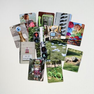 Jeu de memory photographique thème curiosités images insolites ou surprenantes avec la boite en carton pour ranger le jeu Crédit photo Éric Da Cunha et Anne Da Cunha-Guillegault Jeu imaginé par Anne Da Cunha-Guillegault en exclusivité pour la marque An'imato