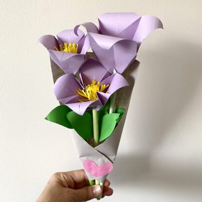 anniversaire créatif avec un atelier origami. Viens apprendre les bases du pliage de papier avec tes copains. Fleurs en papier Atelier 1h animé par Anne Da Cunha-Guillegault