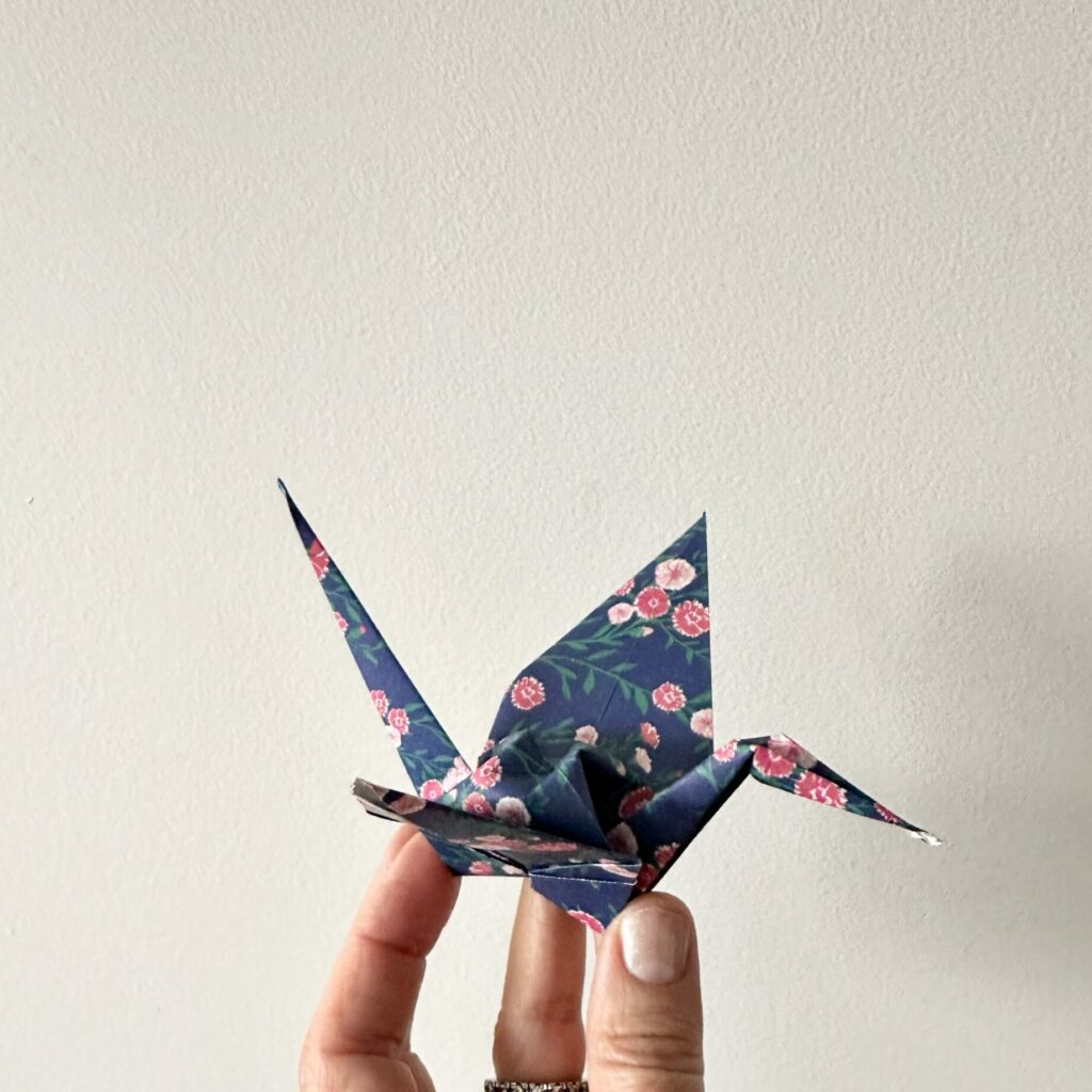 anniversaire créatif avec un atelier origami. Viens apprendre les bases du pliage de papier avec tes copains. Atelier 1h animé par Anne Da Cunha-Guillegault