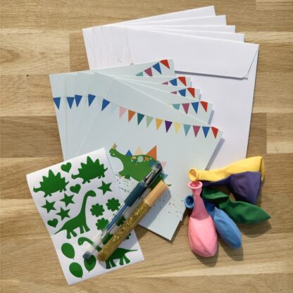 Pochette 5 invitations anniversaire thème dinosaure avec ballons gommettes, stylo gel et colles à paillette carte et gommettes imaginées par Anne Da Cunha-Guillegault en exclusivité pour la marque An'imato