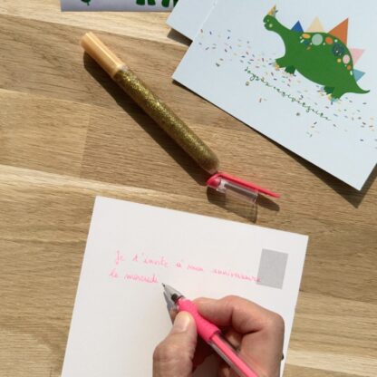 Pochette 5 invitations anniversaire thème dinosaure avec ballons gommettes, stylo gel et colles à paillette carte et gommettes imaginées par Anne Da Cunha-Guillegault en exclusivité pour la marque An'imato