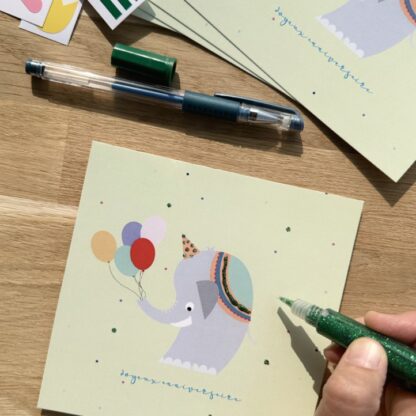 Pochette 5 invitations anniversaire thème éléphant avec ballons gommettes, stylo gel et colles à paillette carte et gommettes imaginées par Anne Da Cunha-Guillegault en exclusivité pour la marque An'imato