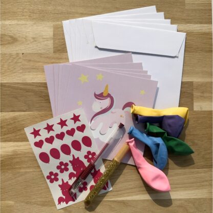 Pochette 5 invitations anniversaire thème licorne avec ballons gommettes, stylo gel et colles à paillette carte et gommettes imaginées par Anne Da Cunha-Guillegault en exclusivité pour la marque An'imato