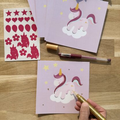 Pochette 5 invitations anniversaire licorne avec ballons et colles à paillette carte et gommettes imaginées par Anne Da Cunha-Guillegault en exclusivité pour la marque An'imato