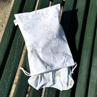 Pochon range pyjama en tissu à colorier motifs papillons coccinelles abeilles imaginé par Anne Da Cunha-Guillegault en exclusivité pour la marque An'imato