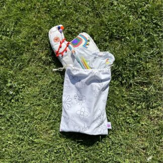 Pochon range pyjama jeux en tissu à colorier motifs papillons coccinelles abeilles imaginé par Anne Da Cunha-Guillegault en exclusivité pour la marque An'imato