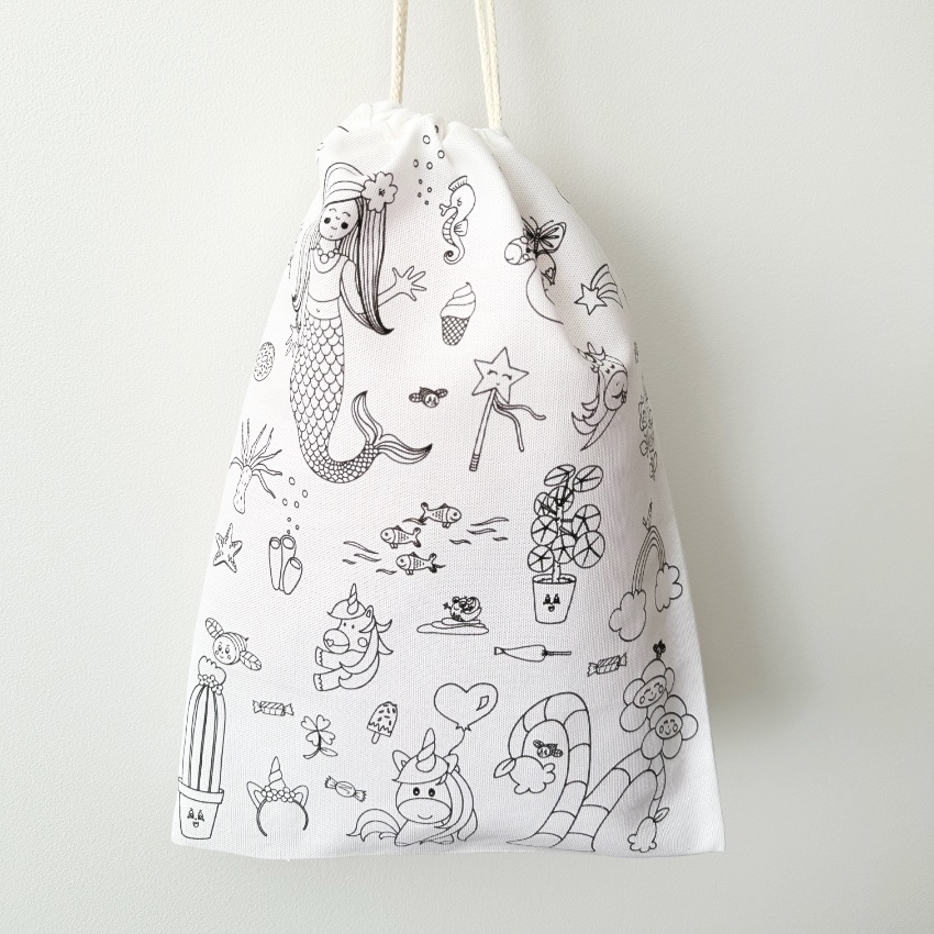 Pochon en tissu à colorier pour emporter son pyjama ou ses petites affaires en balade motifs girly sirène licorne kawaï d'un côté Dessins imaginés en exclusivité par Anne Da Cunha-Guillegault pour la marque An'imato