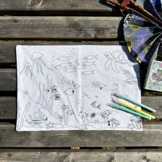 Set de table en tissu à colorier motifs fonds marins poissons algues coraux tortue méduses coraux algues cache-cache Dessins imaginés par Anne Da Cunha-Guillegault en exclusivité pour la marque An'imato - Fabrication française - motifs uniques