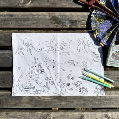 Set de table en tissu à colorier motifs fonds marins poissons algues coraux tortue méduses coraux algues cache-cache Dessins imaginés par Anne Da Cunha-Guillegault en exclusivité pour la marque An'imato - Fabrication française - motifs uniques