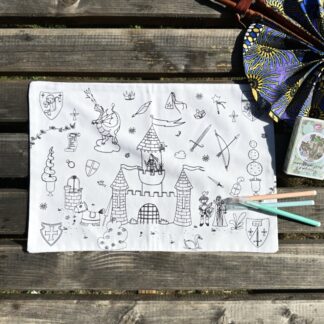 Set de table en tissu à colorier thème château fort princesse dragon fée chevalier topiaire Dessins imaginés par Anne Da Cunha-Guillegault en exclusivité pour la marque An'imato - Fabrication française - motifs uniques