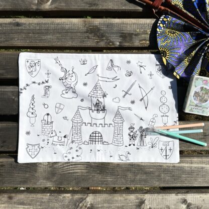 Set de table en tissu à colorier thème château fort princesse dragon fée chevalier topiaire Dessins imaginés par Anne Da Cunha-Guillegault en exclusivité pour la marque An'imato - Fabrication française - motifs uniques
