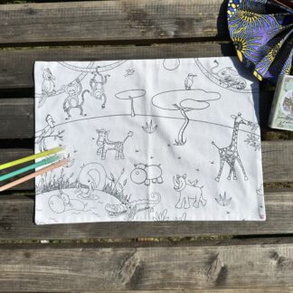 Set de table en tissu à colorier motifs animaux de la savane girafe zèbre hippopotame crocodile singes caméléon mer baobab Dessins imaginés par Anne Da Cunha-Guillegault en exclusivité pour la marque An'imato