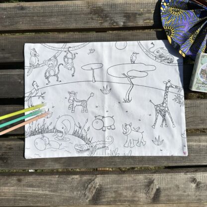 Set de table en tissu à colorier motifs animaux de la savane girafe zèbre hippopotame crocodile singes caméléon mer baobab Dessins imaginés par Anne Da Cunha-Guillegault en exclusivité pour la marque An'imato
