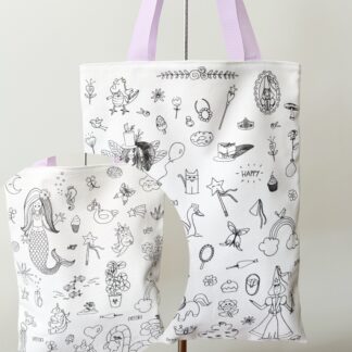 Tote-bag pour enfant en tissu à colorier pour emporter son livre de bibliothèque ou ses petites affaires en balade motifs girly sirène licorne et kawaï d'un côté et fées et monde féérique de l'autre Dessins imaginés en exclusivité par Anne Da Cunha-Guillegault pour la marque An'imato