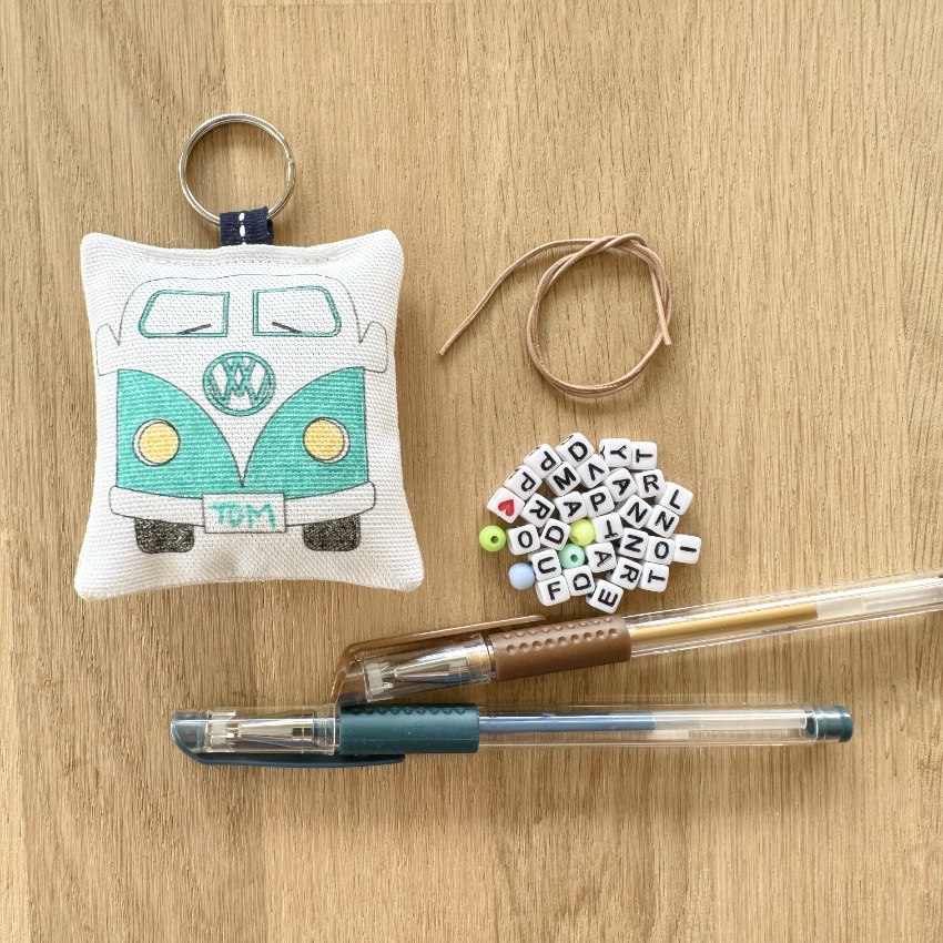 Kit cadeau homme dad papa papy tonton parrain avec porte-clés ou accroche porte en tissu à colorier motif combi et perles alphabet pour écrire un message imaginé par Anne Da Cunha-Guillegault en exclusivité pour la marque An'imato