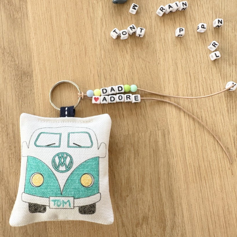 Kit cadeau homme dad papa papy tonton parrain avec porte-clés ou accroche porte en tissu à colorier motif combi et perles alphabet pour écrire un message papa papy dad dada tonton adoré imaginé par Anne Da Cunha-Guillegault en exclusivité pour la marque An'imato