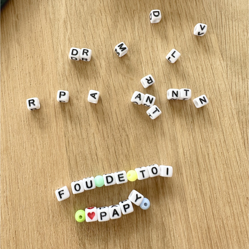 Kit cadeau homme dad papa papy tonton parrain avec porte-clés ou accroche porte en tissu à colorier motif combi et perles alphabet pour écrire un message papa papy dad fou de toi imaginé par Anne Da Cunha-Guillegault en exclusivité pour la marque An'imato
