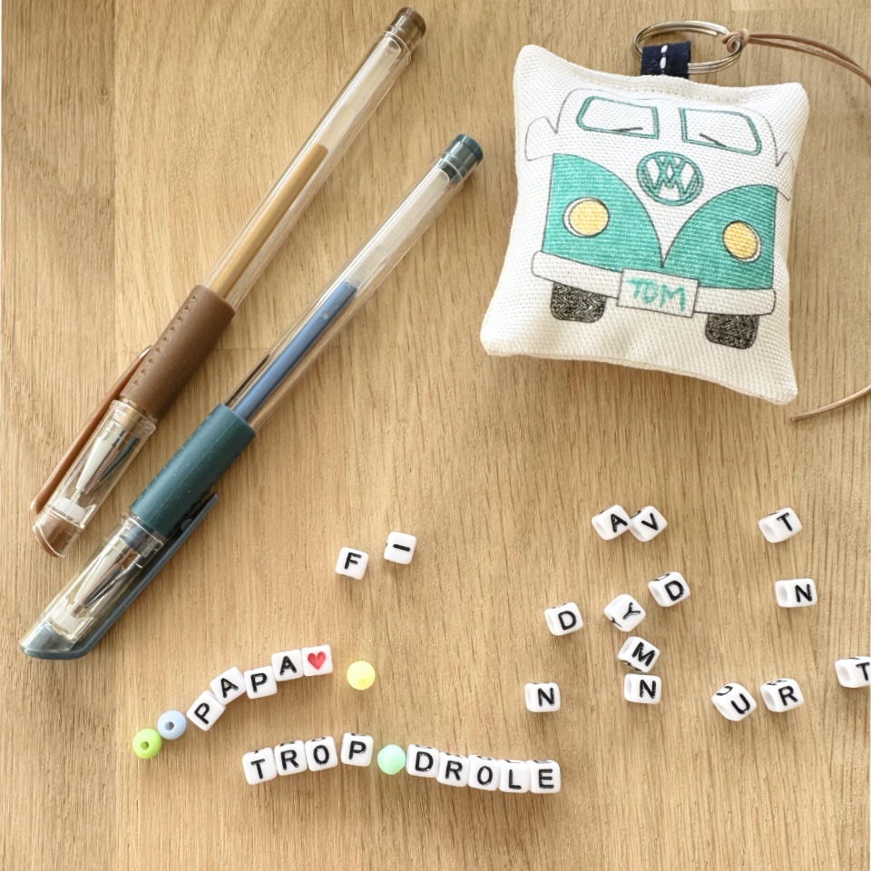 Kit cadeau homme dad papa papy tonton parrain avec porte-clés ou accroche porte en tissu à colorier motif combi et perles alphabet pour écrire un message papa dad papi trop drôle imaginé par Anne Da Cunha-Guillegault en exclusivité pour la marque An'imato
