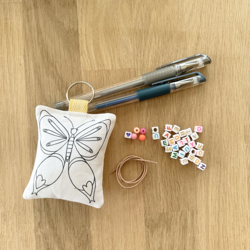 Kit cadeau femme fille tata mamie maman avec porte-clés ou accroche porte en tissu à colorier motif papillon et perles alphabet pour écrire un message imaginé par Anne Da Cunha-Guillegault en exclusivité pour la marque An'imato