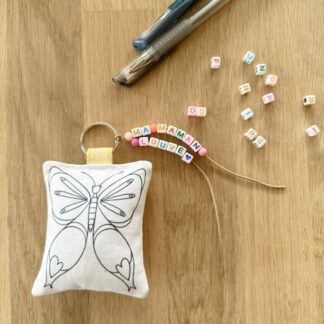 Kit cadeau femme fille tata mamie maman avec porte-clés ou accroche porte en tissu à colorier motif papillon et perles alphabet pour écrire un message ma maman louve imaginé par Anne Da Cunha-Guillegault en exclusivité pour la marque An'imato