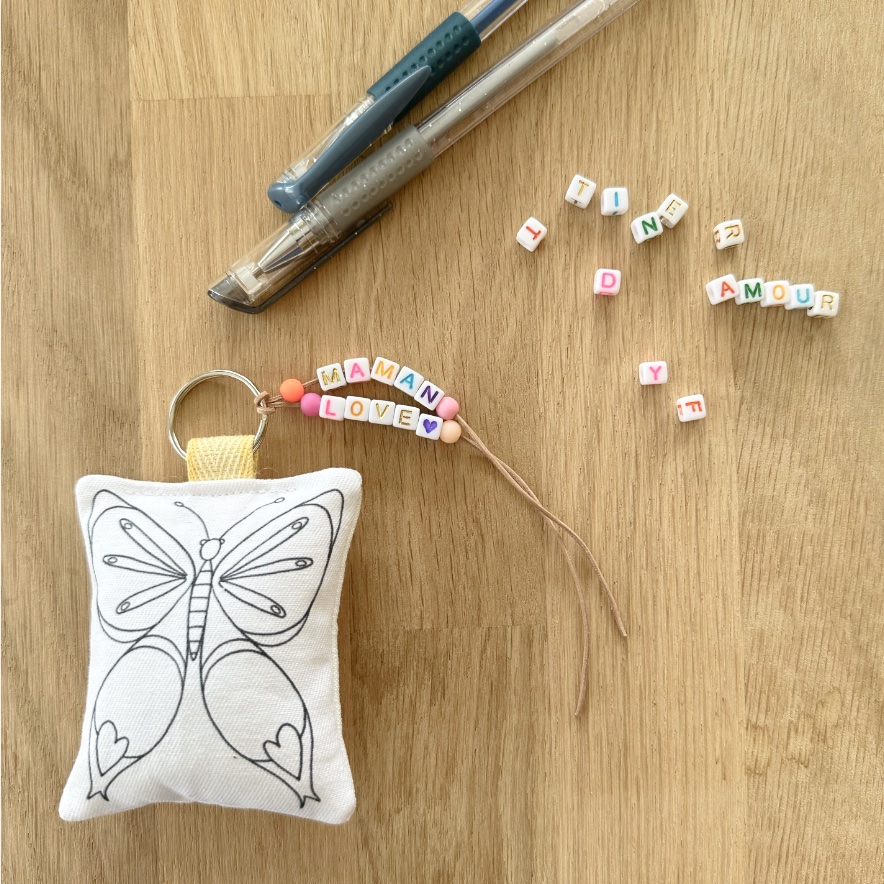 Kit cadeau femme fille tata mamie maman avec porte-clés ou accroche porte en tissu à colorier motif papillon et perles alphabet pour écrire un message maman mamie tata tantine love imaginé par Anne Da Cunha-Guillegault en exclusivité pour la marque An'imato