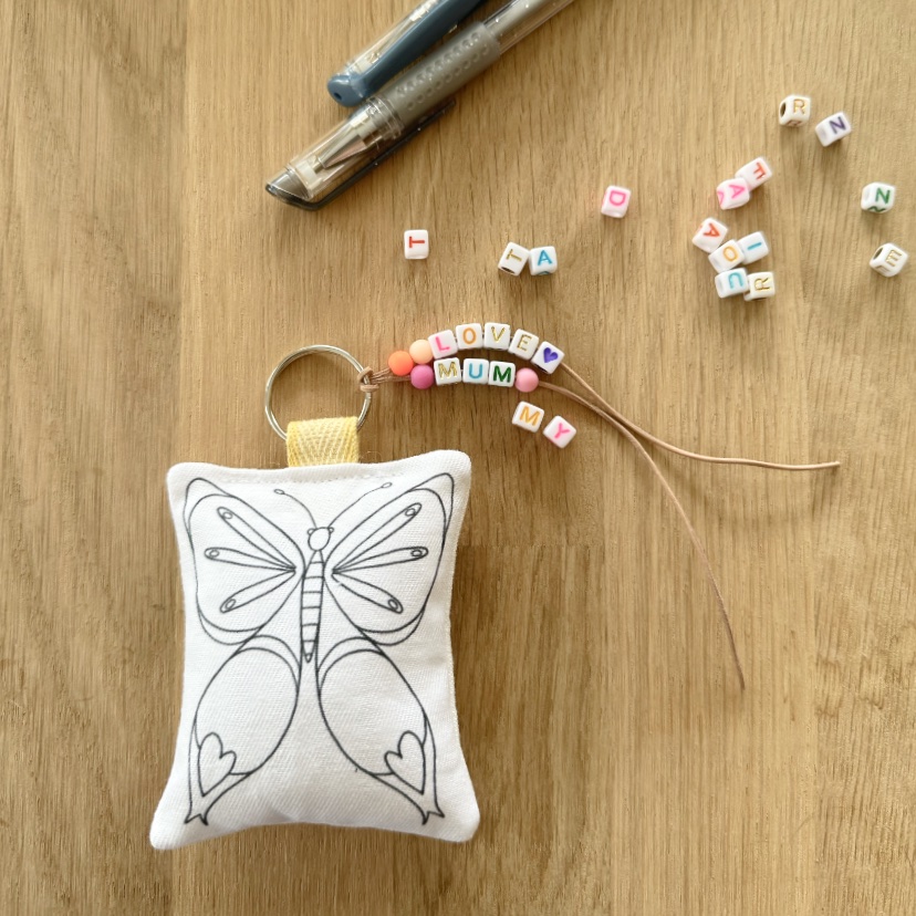 Kit cadeau femme fille tata mamie maman avec porte-clés ou accroche porte en tissu à colorier motif papillon et perles alphabet pour écrire un message love mum mummy tata marraine imaginé par Anne Da Cunha-Guillegault en exclusivité pour la marque An'imato