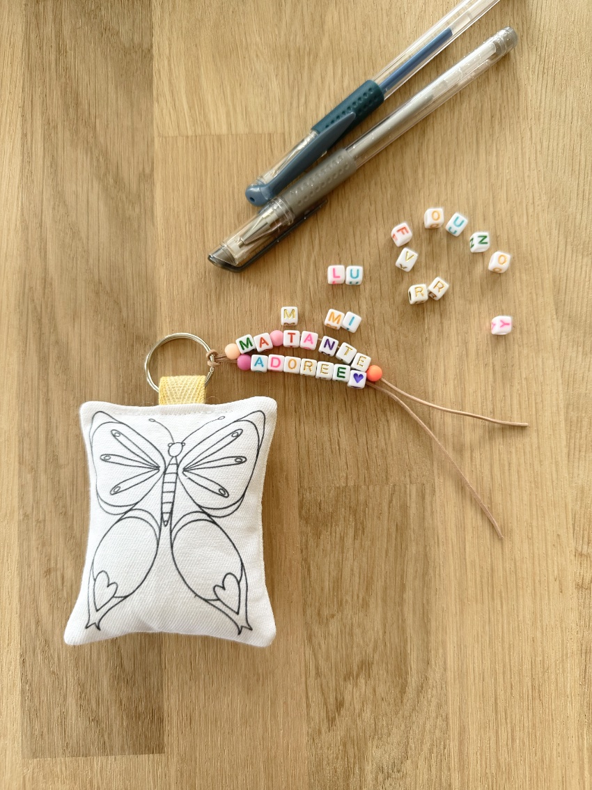 Kit cadeau femme fille tata mamie maman avec porte-clés ou accroche porte en tissu à colorier motif papillon et perles alphabet pour écrire un message ma tante adorée ma mamie adorée imaginé par Anne Da Cunha-Guillegault en exclusivité pour la marque An'imato