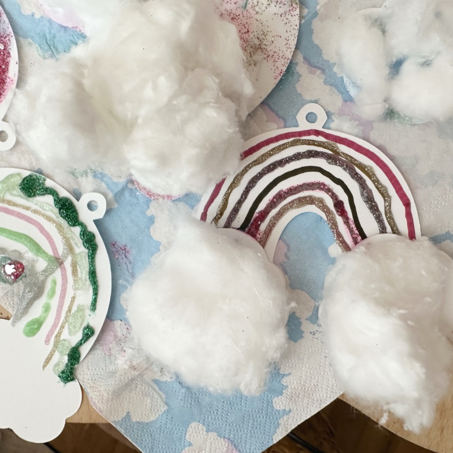 Anniversaire créatif - réalisation d'un arc-en-ciel avec paillettes et nuage en coton animé par Anne Da Cunha-Guillegault