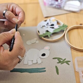 Atelier créatif - réalisation du cercle déco koala en papiers découpés à coller d'après le kit imaginé par Anne Da Cunha-Guillegault en exclusivité pour la marque An'imato