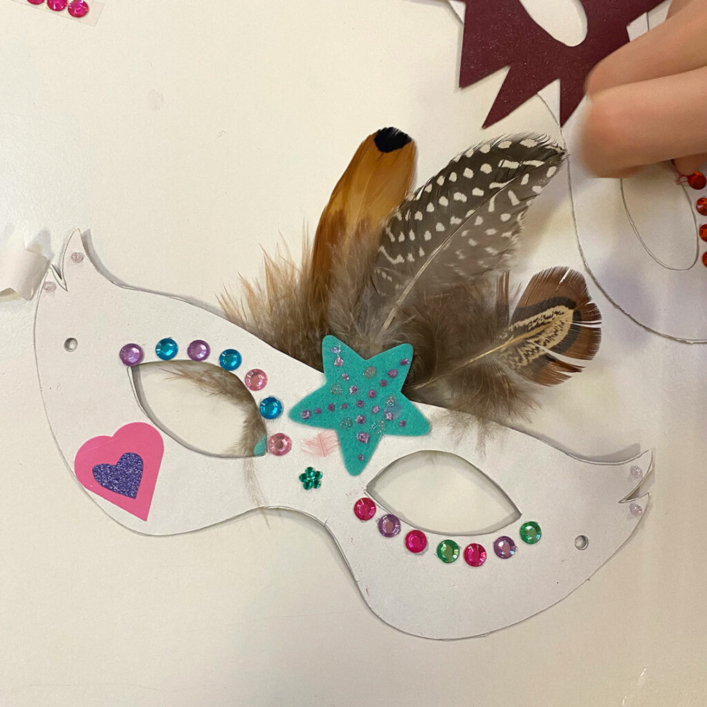 Anniversaire créatif - atelier masque à décorer avec plumes sequins gommettes colle paillettes animé par Anne Da Cunha-Guillegault