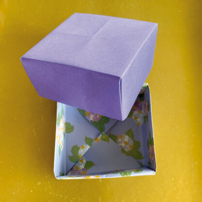 anniversaire créatif avec un atelier origami. Viens apprendre les bases du pliage de papier avec tes copains. Boite en papier Atelier 1h animé par Anne Da Cunha-Guillegault