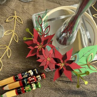 Décoration table de Noël avec la couronne avec des poinsettias en papier du kit imaginé par Anne Da Cunha Guillegault en exclusivité pour la marque An'imato