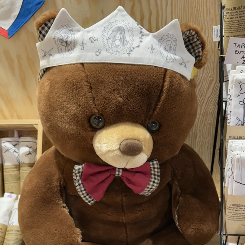 Couronne en tissu à colorier motifs princesse chevalier imaginé par Anne Da Cunha-Guillegault en exclusivité pour la marque An'imato porté par Flo l'ourson grâce à son ruban réglable