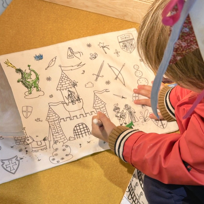 Tapis en tissu à colorier thème château fort dragon princesse chevalier cheval armes Vendu avec 3 feutres à l'eau Dessins imaginés par Anne Da Cunha-Guillegault en exclusivité pour la marque An'imato - Fabrication française - motifs uniques