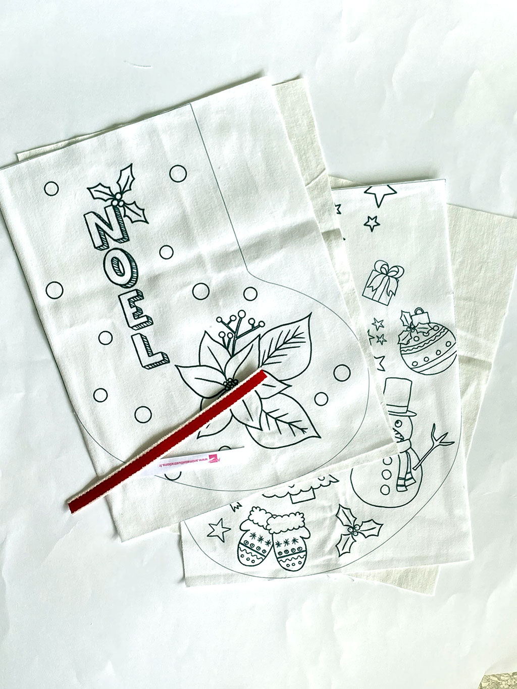 kit pour coudre sa chaussette de Noël avec tissus illustrés et doublure recyclée imaginé par Anne Da Cunha Guillegault en exclusivité pour la marque An'imato