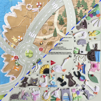 Double tapis jeu de l'oie/ vroum vroum nomade en tissu. Circuit pour voitures et tapis à histoire en tissu d'un côté et jeu de l'oie de l'autre créé par Anne Da Cunha-Guillegault en exclusivité pour la marque An'imato