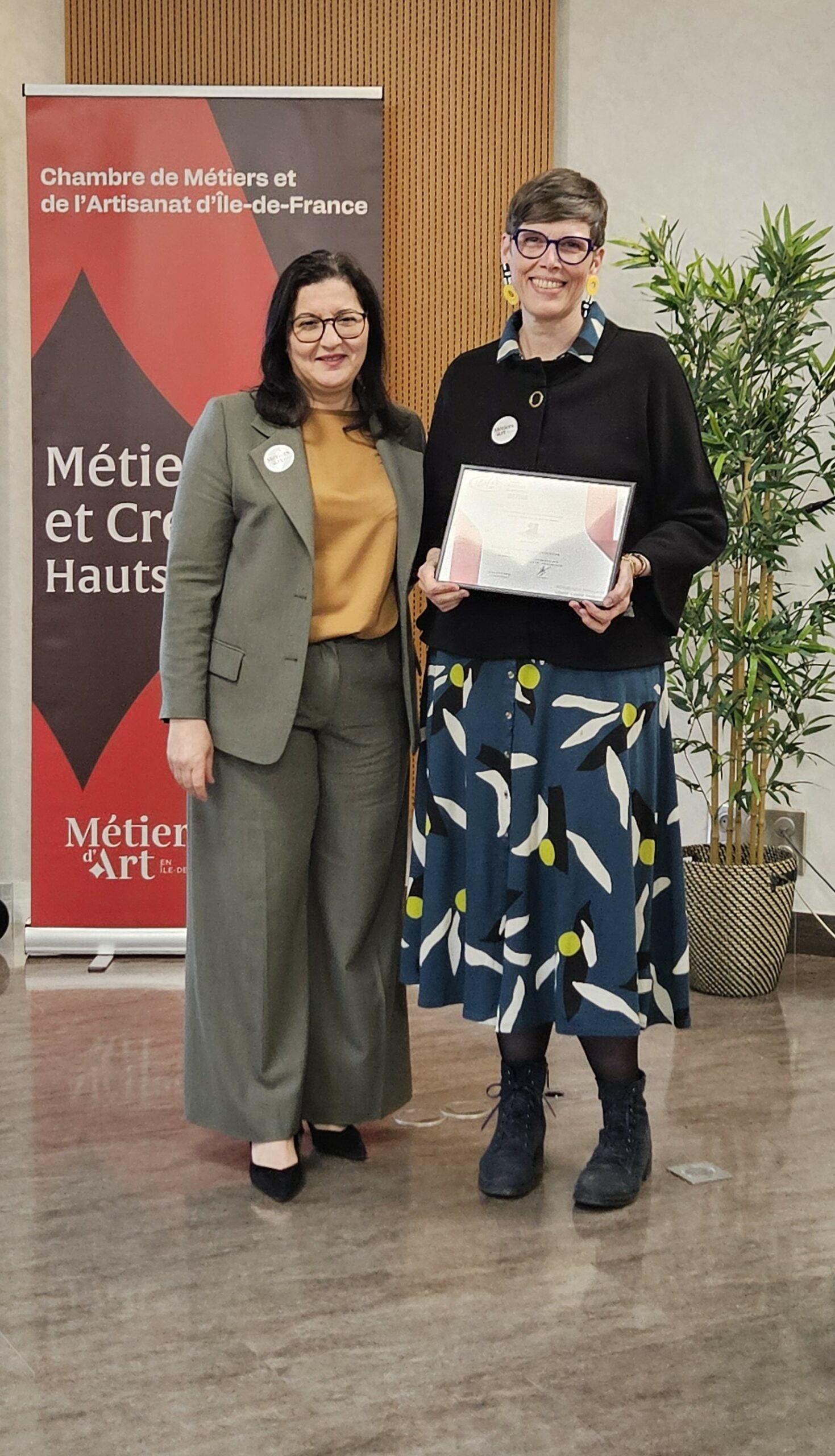 Remise du Label Artisan d'Art à Anne Da Cunha-Guillegault par la présidente de la CMA Haut-de-Seine Leila Belili