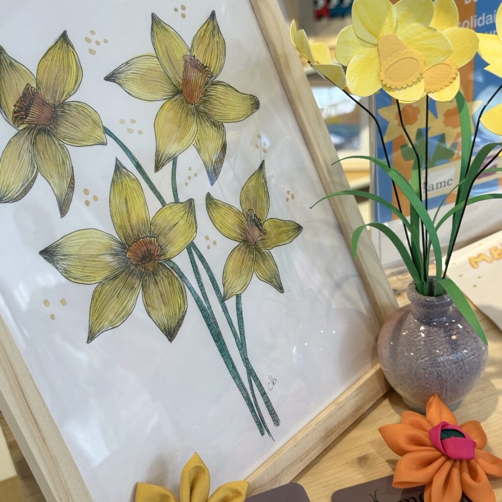 Sélection d'articles pour un don pour l'opération Une jonquille contre le cancer avec l'Institut Curie au popup de Bécon Les Bruyères tout le mois de mars 2026 sur une sélection d'article en collaboration avec An'imato AMC Atelier Mode Création La Parenthèse DIY et Angele bijoux