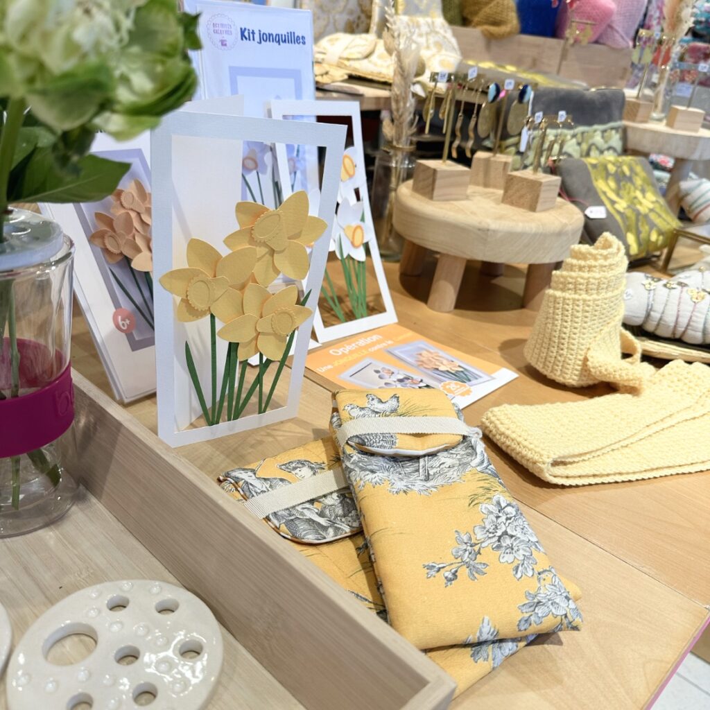 Sélection d'articles pour un don pour l'opération Une jonquille contre le cancer avec l'Institut Curie au popup de Bécon Les Bruyères tout le mois de mars 2026 sur une sélection d'article en collaboration avec An'imato AMC Atelier Mode Création La Parenthèse DIY et Angele bijoux