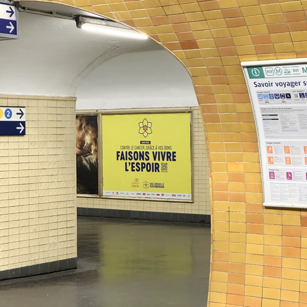 Campagne affichage dans le métro parisien mars 2026 Une jonquille contre le cancer Institut Curie