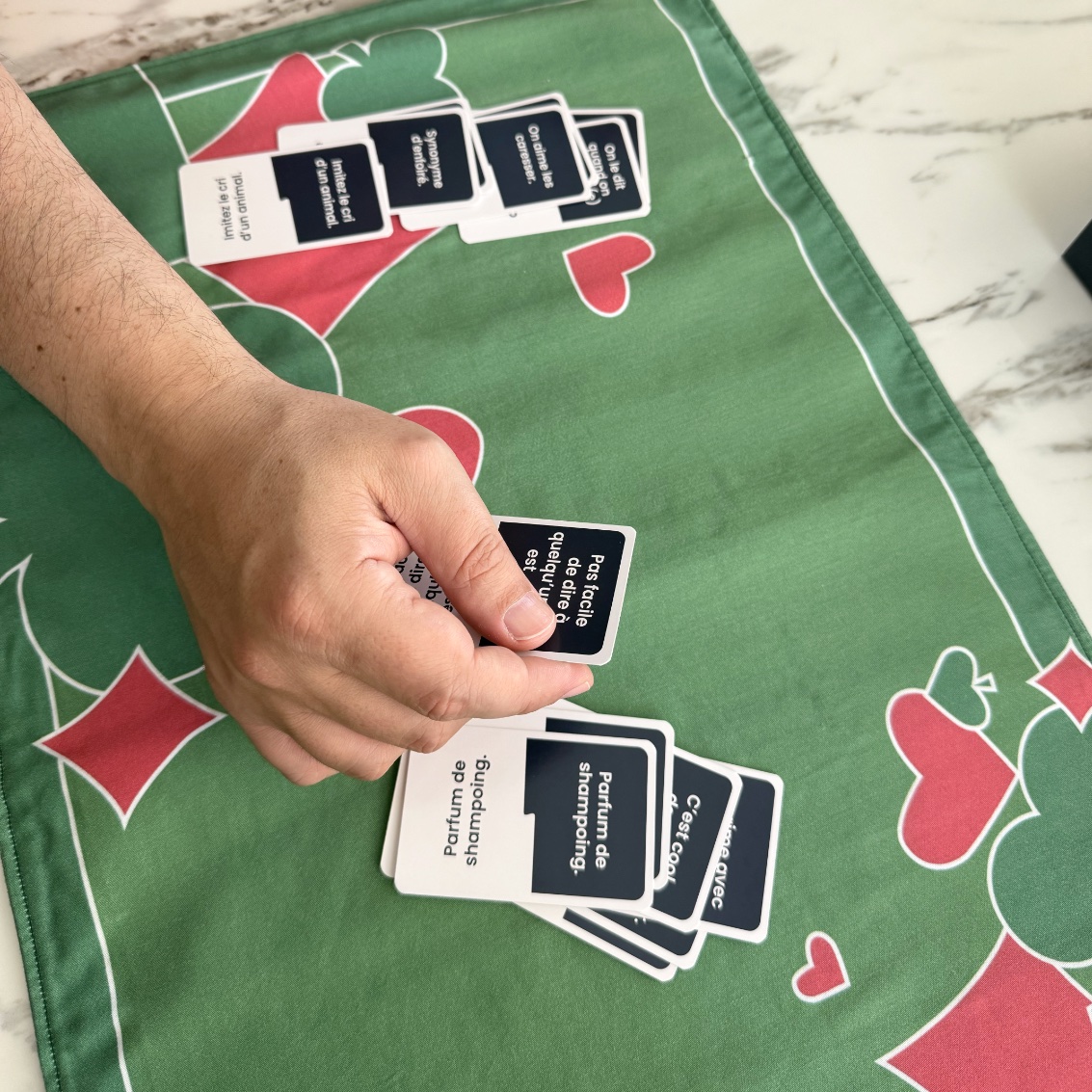 tapis en tissu pour jouer aux cartes avec motifs coeur carreaux pique et trèfle imaginé et fabriqué par Anne Da Cunha-Guillegault en exclusivité pour la marque An'imato